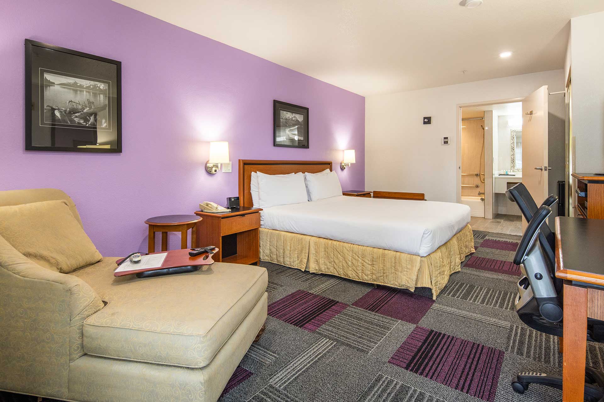 Deluxe Accessible Room with Bathtub