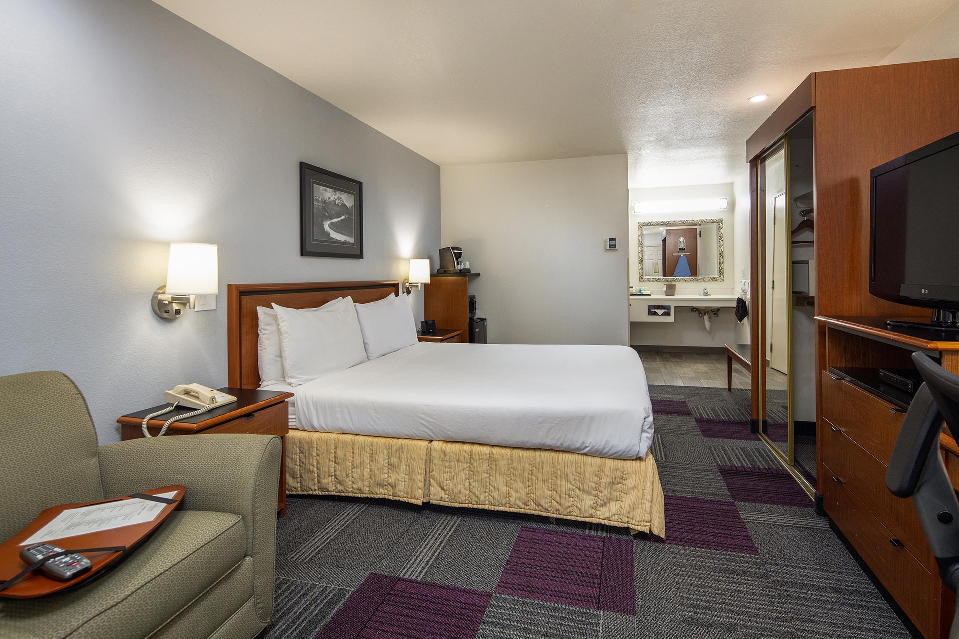 Deluxe Accessible Room with Roll-in Shower